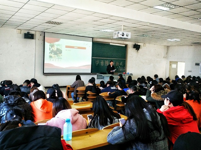 【辅导员说完满】永远的丰碑 不灭的光辉——艺术传媒学院2017级“学雷锋 树新风”辅导员说完满活动