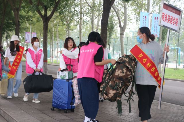 【迎新纪实】金秋渲染信院 新人乘风起航——商务英语学院“迎新纪实”工作