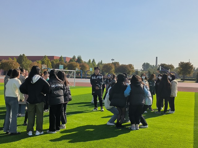 【完满团支部】恰百年风华正茂 启新程青春奋进——商务英语学院英语2215班完满团支部活动