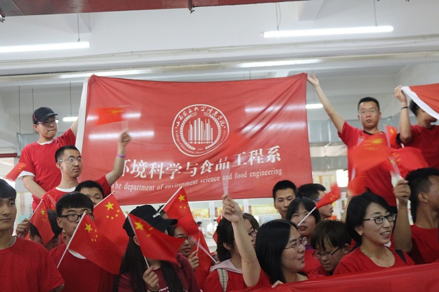 “红歌”与“艺术”碰撞 快闪唱响“红色”经典——食品与环境学院联合五四运动“快闪歌唱五四”活动