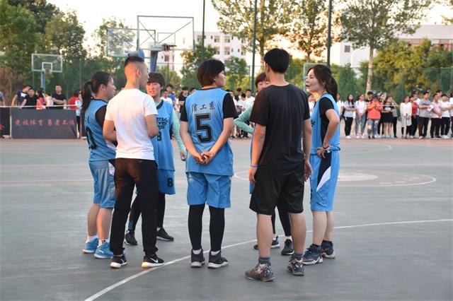 闪光的信院第180期：篮球外传之球场“老干部”执手判黑白——张亮