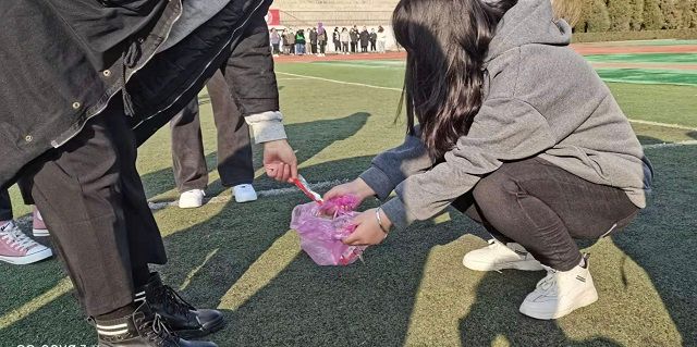 【完满班级】保护环境 人人有责——艺术传媒学院数媒2001班捡校园垃圾活动