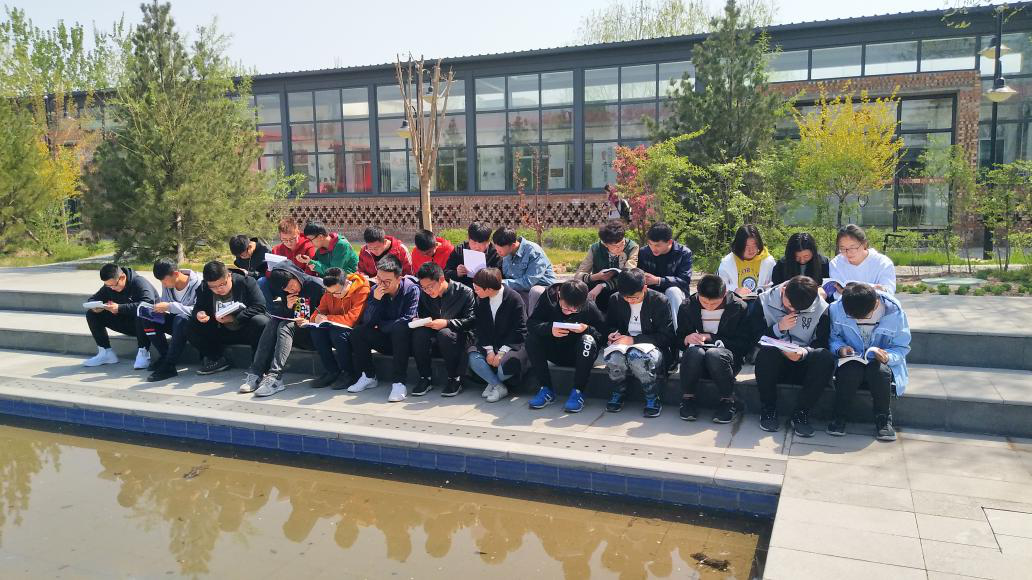 【完满班级】校园溢满书香 好书伴我成长——远景1703班举办读书日活动