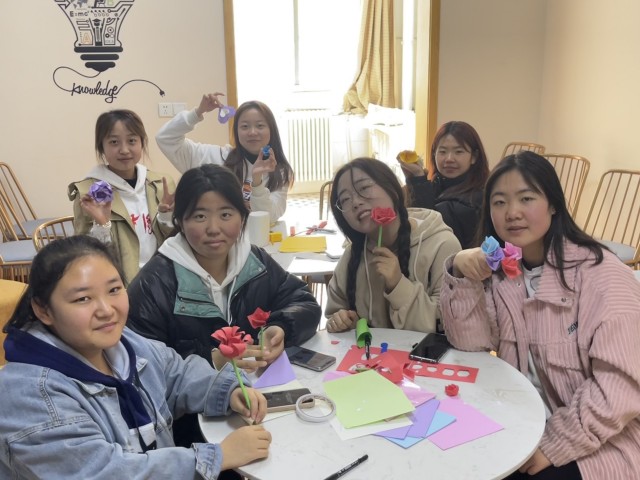 【完满团支部】传播至善正能量 朵朵鲜花送雷锋——商务英语学院英语2207班完满团支部活动
