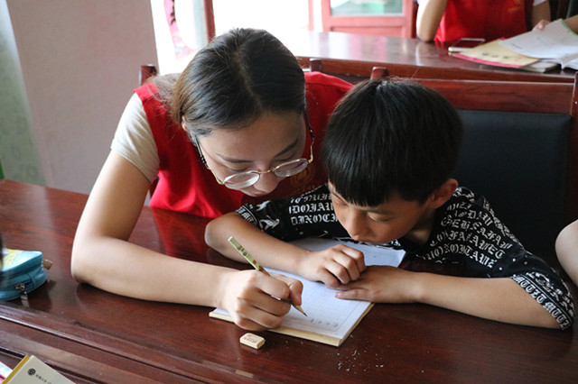 【三下乡】无数的烛光汇聚明天的希望——“青鸟”志愿服务队走进韩村爱心支教