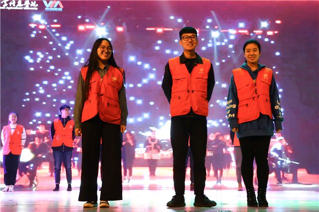 第100期乌马河周末文化广场“汇彩色之力 幸不负青春”主题晚会圆满落幕