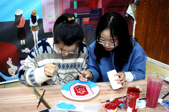 【1+1>2】缤纷彩瓷 精品手绘 在传统文化中沁润心灵——淬炼•国际商学院&智能工程学院联合举办活动