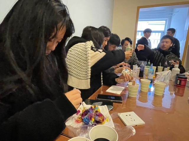 【完满班级】传承记忆 遇见扎染——艺术传媒学院数字媒体2002班举办扎染活动