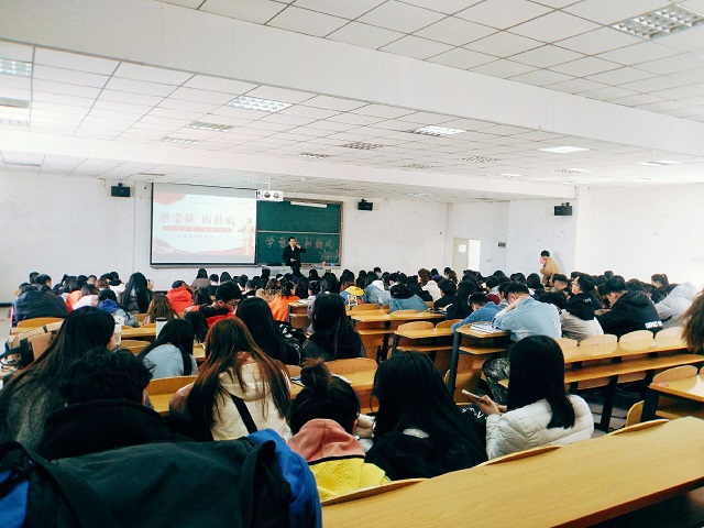 【辅导员说完满】永远的丰碑 不灭的光辉——艺术传媒学院2017级“学雷锋 树新风”辅导员说完满活动