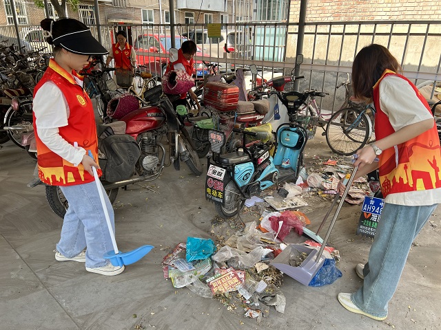 志愿于心 服务于行——经济与管理学院开展社区卫生清理志愿活动