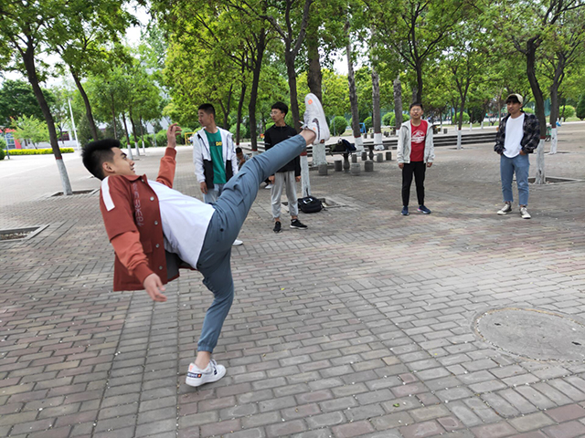 【完满班级】毽球飞舞 激情飞扬——艺术传媒学院产品设计1801班举办“身轻如燕,步伐矫健”踢毽子活动完满班级活动