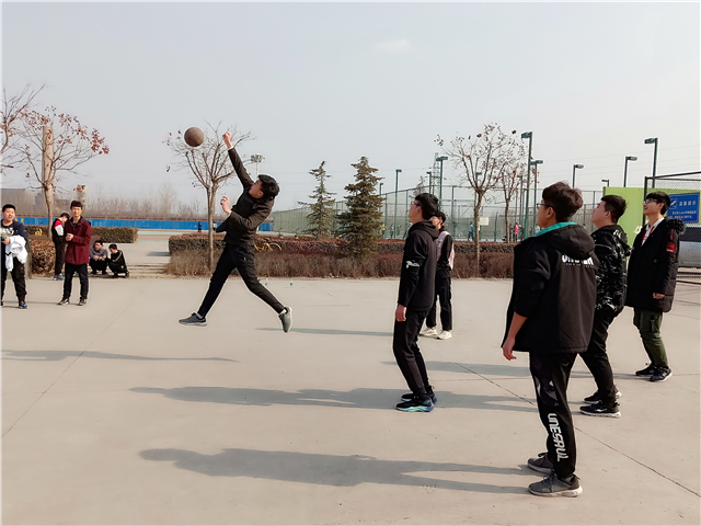 【完满班级】排球展激情 春日暖人心——网工1802班举办“让校园充满青春”排球比赛