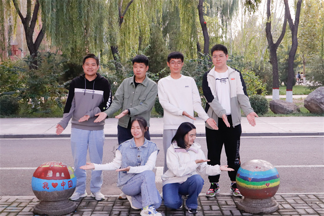 【前行】依恋祖国 愿意倾听“您”的脉搏