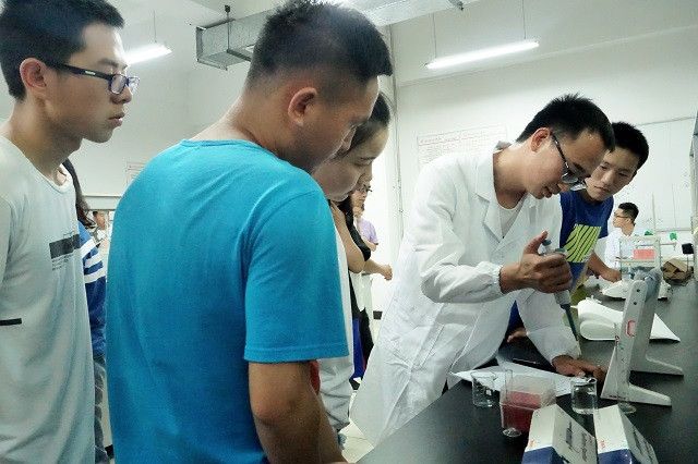 专业完满蹭火花 实验技能大比拼——食品与环境学院举办首届“动医达人秀”实验室技能大赛