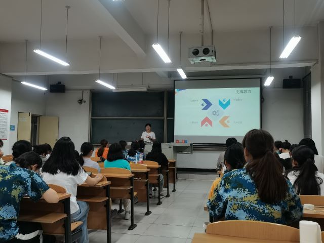 【辅导员说完满】收获在金秋 谱写新华章——商务英语学院2021级主题年级会