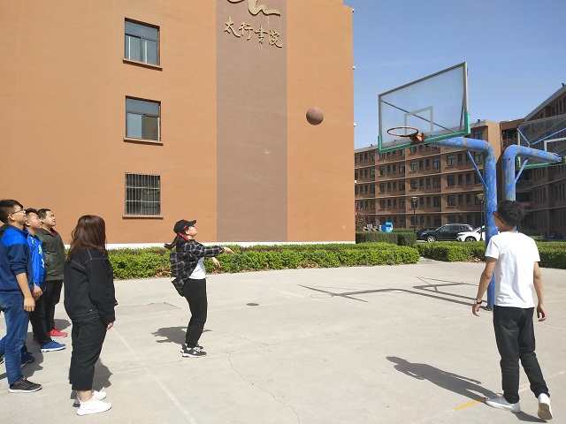 【完满班级】篮球指尖转 汗水激情洒——信工系网工1701班举办“无青春 不篮球”趣味赛