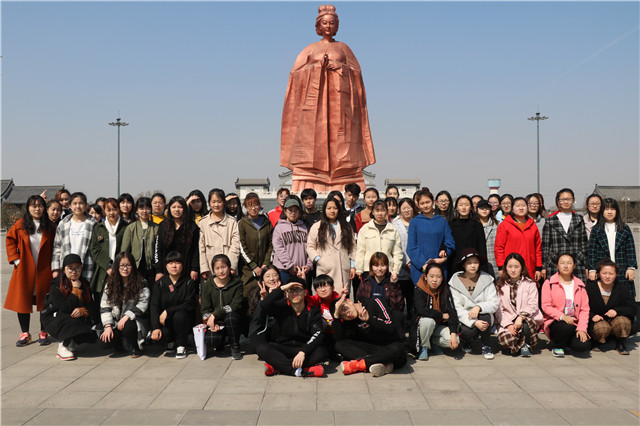 明日之子 点亮微光——外语系举办“乐在其中 途我自在”奔跑行活动