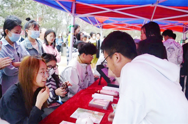 创意拍卖 一锤定音萃精品——第三届“淘出精彩 淘你所爱”创意拍卖市集
