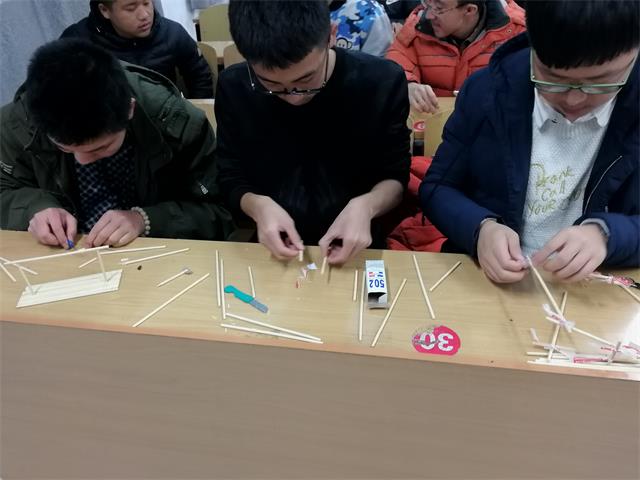 【完满班级】用指尖的力量 拼出不同的力量 ——机电工程系电气1701班机制1703班举办完满班级活动