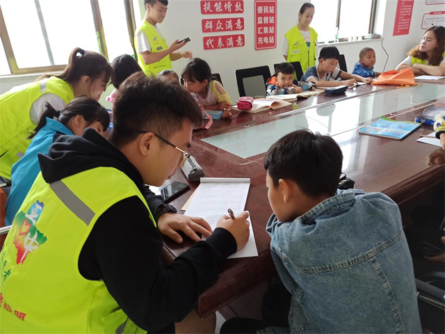 【青春雷锋月】“我身边的雷锋”榜样行动(一):用实践回馈汗水 用爱意点亮志愿