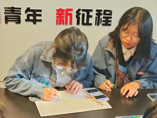 佳节又重阳 相思赋诗词——经济与管理学院开展重阳节绘画活动