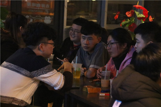 机电工程系与工商管理系学生会交流在右岸书吧上演学习之旅