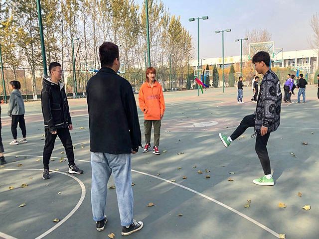 【完满班级】“尽显团队 无限运动乐趣”——艺术传媒学院环设2002班踢毽子趣味活动