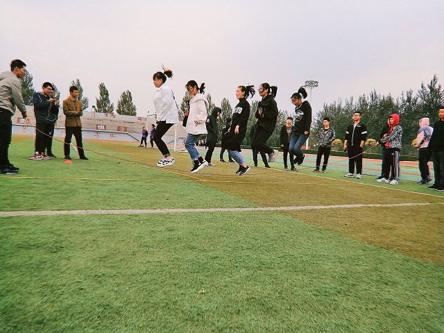 【完满班级】跳跃的步伐 彰显青春活力——信息工程学院网工1802“团结一心 共创青春”青春跳大绳活动