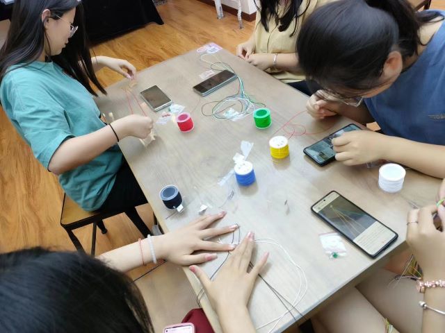 彩霁穿绳 共编佳节——大数据学院、信息工程学院端午编彩绳活动