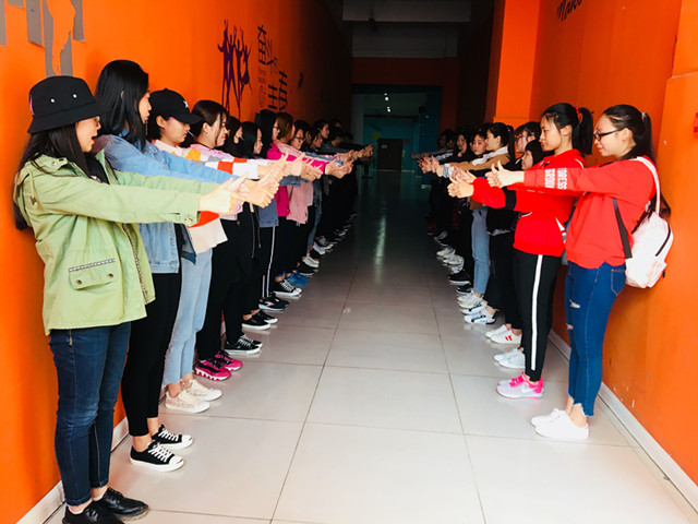 【完满班级】讴歌新时代——视觉1603、1604班举办“中国很赞”手指舞挑战赛