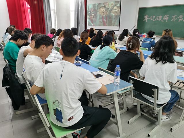 【完满班级】以实干笃定前行 以奋斗开启未来——艺术传媒学院视觉1901班开展“不忘初心 牢记使命”红色观影