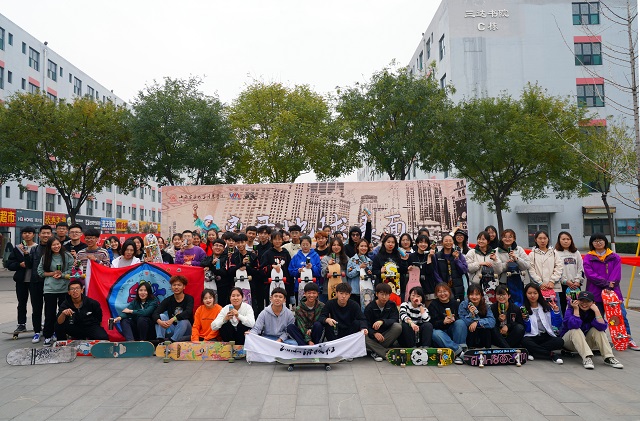 【社团快讯】滑板少年齐聚我校 驭板“飞行”