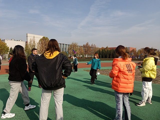 【完满班级】操纵如意 毽球飞舞——艺术传媒学院环设1903班举办室外踢毽子活动