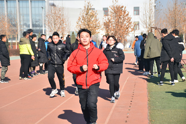 慢跑深呼吸 燃烧卡路里——大数据学院、信息工程学院举办了第一届“暖冬计划”慢跑比赛