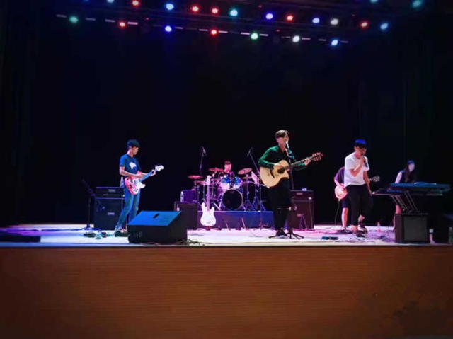 【缤纷百团】木风吉他协会举行“再飞行”live music专场演出