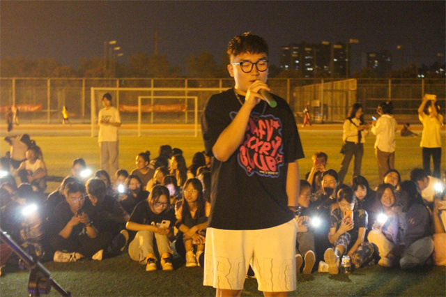 青春似火歌声嘹亮 少年意气无畏激扬——淬炼·国际商学院第一届“挥洒激情 释放青春”军训联欢会