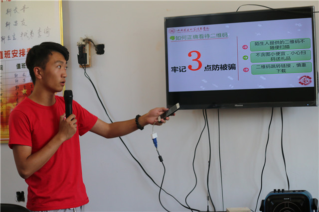 【三下乡】志愿者风采:共同的愿望 盼望庄稼有个好收成