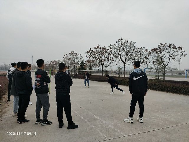 【完满班级】并驾齐驱 扣人心弦——艺术传媒学院环境设计2004班羽毛球比赛活动