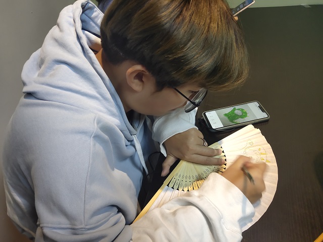 【完满班级】谈笑秋风 巧手画扇——数字1801班完满班级