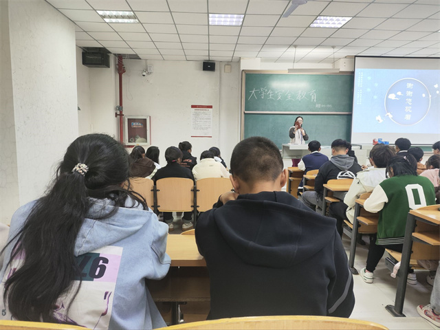 【辅导员说完满】新航行 初体验 大学生活五彩斑斓——淬炼·国际商学院2023级辅导员说完满活动