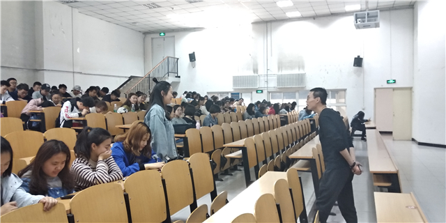 【辅导员说完满】放眼未来 路在何方？——经管系举办辅导员说完满专题大二了你是否在迷茫