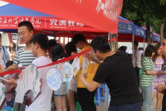摊开手中的画 打开心灵的窗——食品与环境学院第二届折扇扇面设计大赛