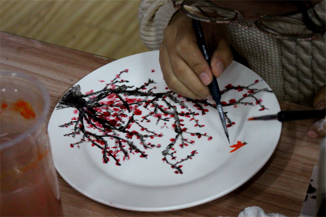 【1+1>2】缤纷彩瓷 精品手绘 在传统文化中沁润心灵——淬炼•国际商学院&智能工程学院联合举办活动