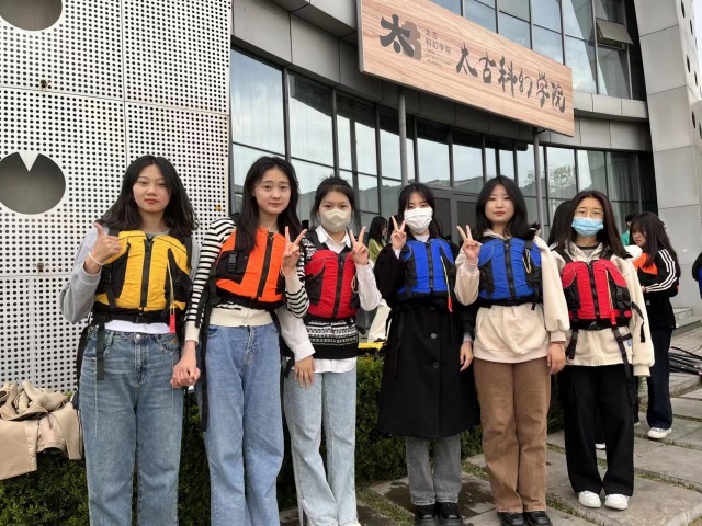 【完满团支部】湖水解冻了 上船 我们去看看——经济与管理学院行管2202班完满团支部活动