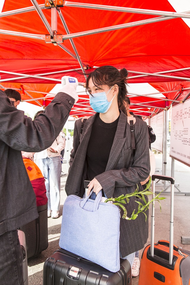 学工系统为首批毕业年级学子“回家”保驾护航