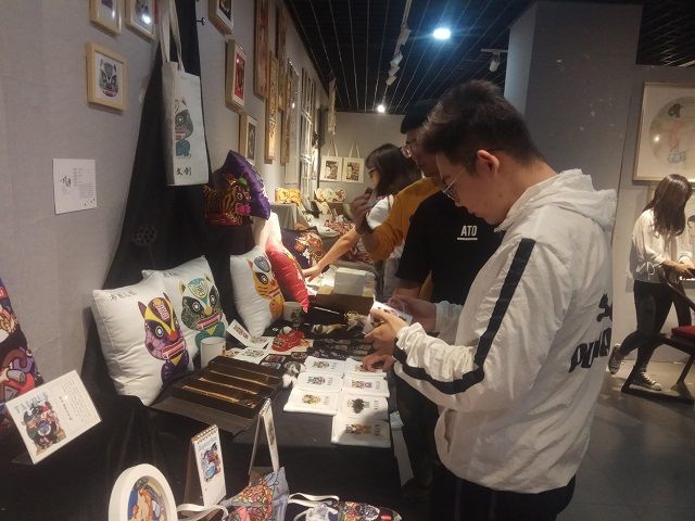 【完满班级】色彩与艺术的融合——艺术传媒学院环设1603班举办“参观毕业展厅作品”完满班级活动