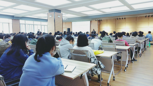 侧影芳华 生来倔强 ——艺术传媒系举办学生干部培训第七期二讲