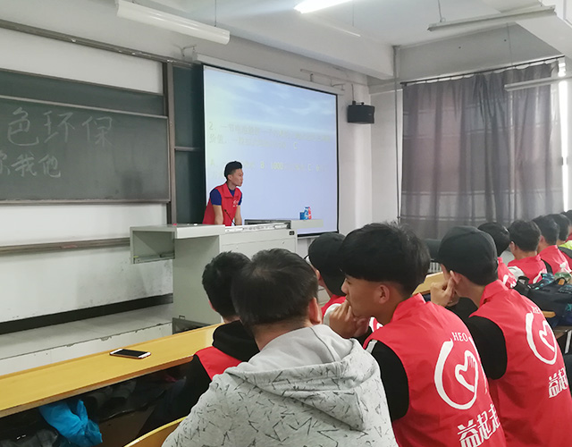 【完满班级】学雷锋 净校园 还教室本真——信工系软件1701班举办完满班级活动“绿色环保 健康你我他”