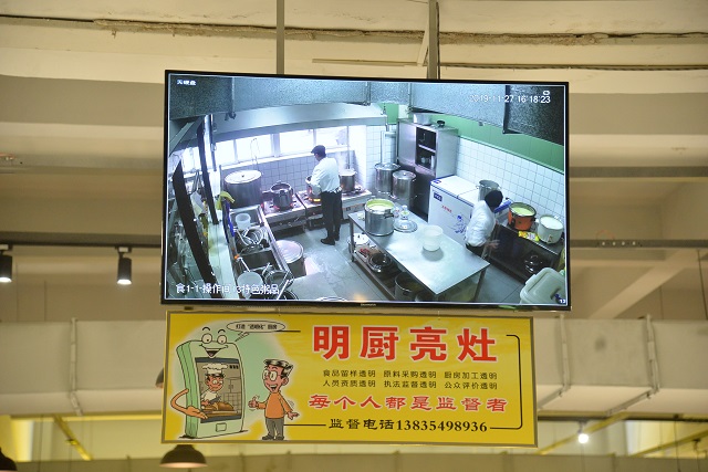 “走进后厨 眼见为食”主题权益活动守护学生健康