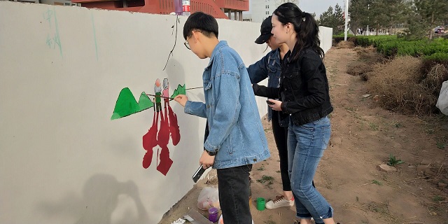 一笔梦春秋——“以画笔勾勒创意 用色彩照亮信院”墙绘涂鸦活动第六期